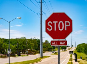 Les facteurs clés qui déterminent la distance de freinage – Guide du conducteur 