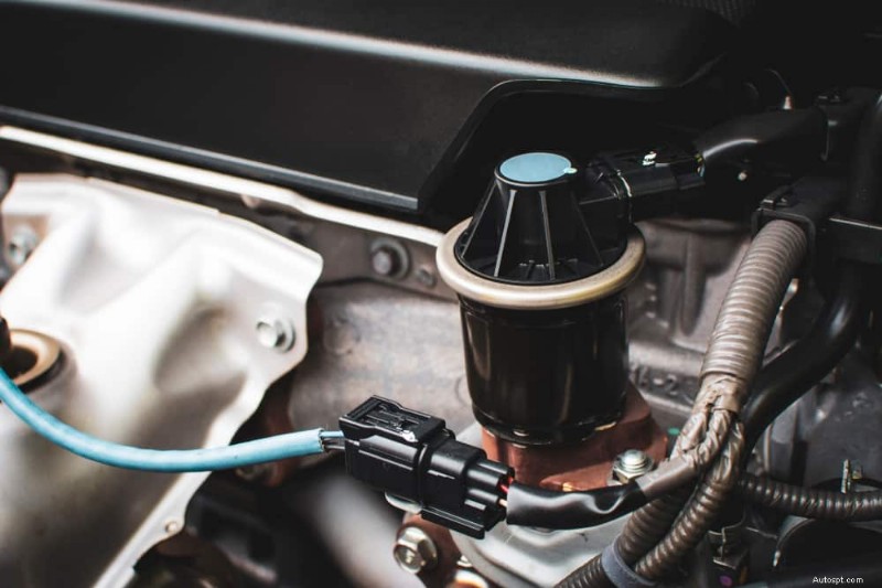 Voyant de contrôle du moteur Jeep :ce que cela signifie, causes courantes et solutions rapides 