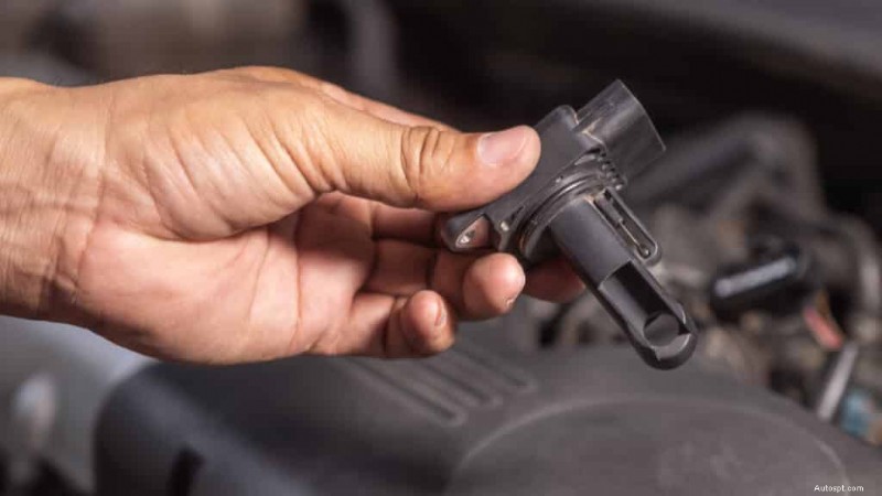 Voyant de contrôle du moteur Jeep :ce que cela signifie, causes courantes et solutions rapides 