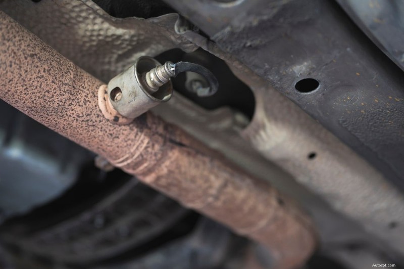 Voyant de contrôle du moteur Jeep :ce que cela signifie, causes courantes et solutions rapides 