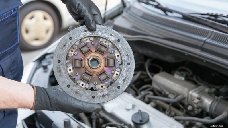 Pourquoi votre voiture tremble-t-elle en ralentissant ? Causes, diagnostic et correctifs 