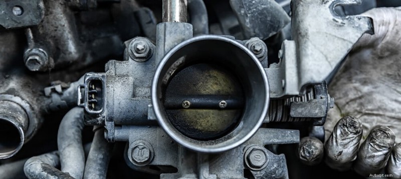 Pourquoi votre voiture tremble-t-elle en ralentissant ? Causes, diagnostic et correctifs 