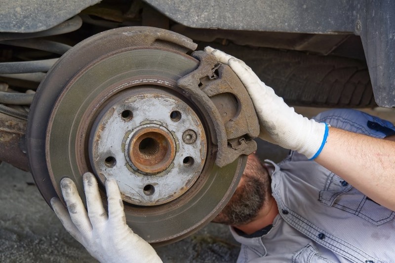 Pourquoi votre voiture tremble-t-elle en ralentissant ? Causes, diagnostic et correctifs 