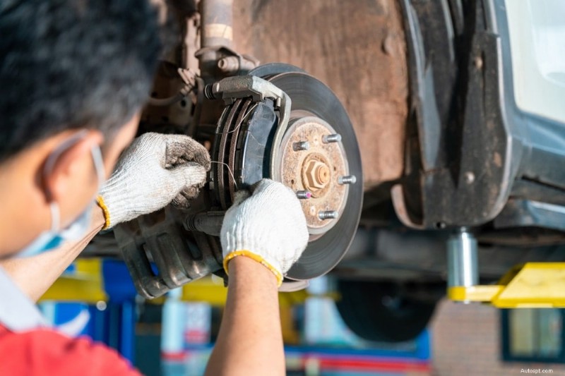 Pourquoi votre voiture tremble-t-elle en ralentissant ? Causes, diagnostic et correctifs 