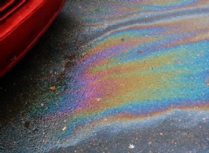 Pourquoi votre voiture sent-elle l essence ? Causes et solutions rapides 