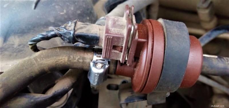 Pourquoi votre voiture sent-elle l essence ? Causes et solutions rapides 