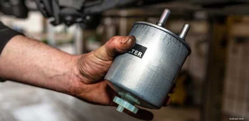 Pourquoi votre voiture sent-elle l essence ? Causes et solutions rapides 