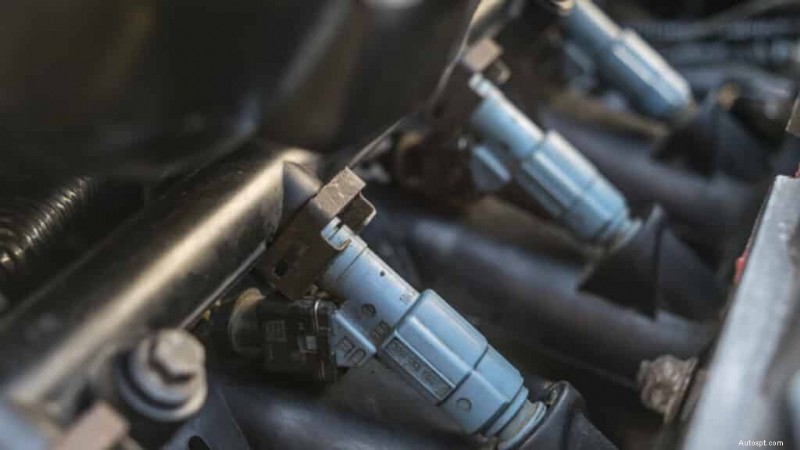 Pourquoi votre voiture sent-elle l essence ? Causes et solutions rapides 