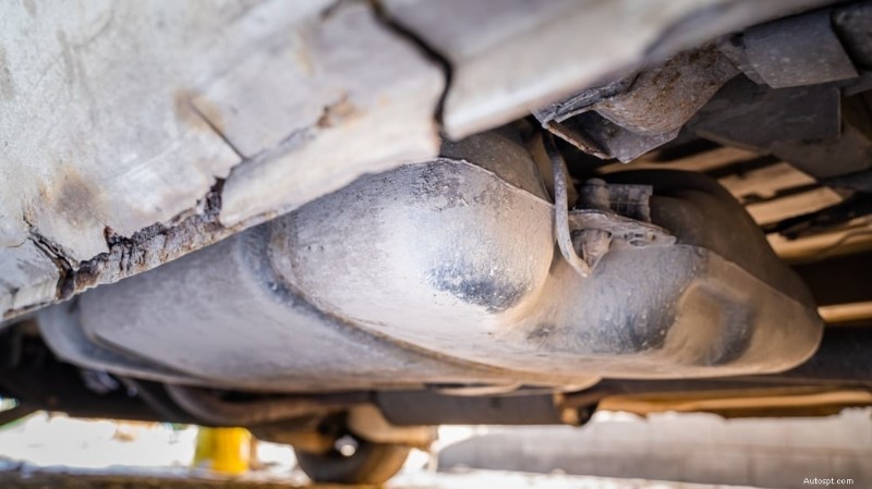 Pourquoi votre voiture sent-elle l essence ? Causes et solutions rapides 