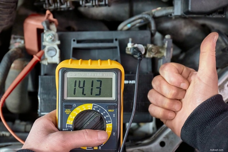 Diagnostiquer et réparer un alternateur en surcharge :symptômes, causes et solutions 
