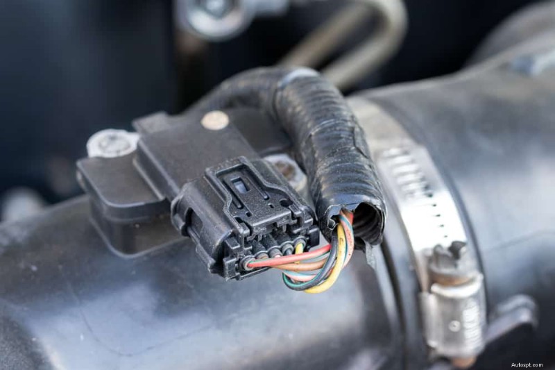 Pourquoi le voyant de contrôle du moteur est allumé même lorsque votre voiture semble bien – 9 causes et solutions courantes 