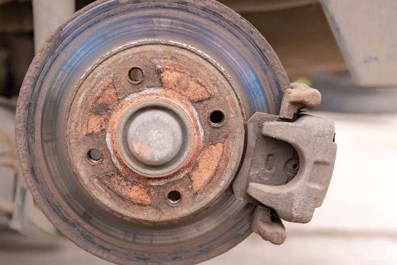 Quelles sont les causes des vibrations du volant lors du freinage et comment y remédier 