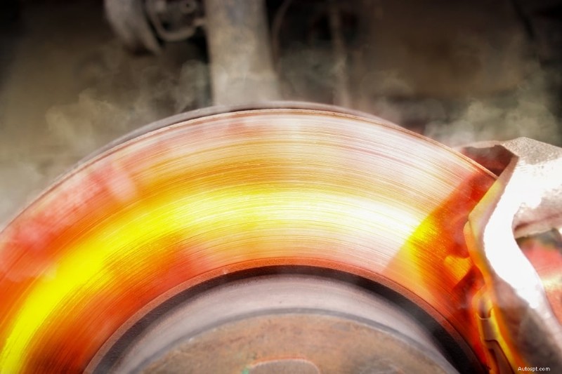 Quelles sont les causes des vibrations du volant lors du freinage et comment y remédier 
