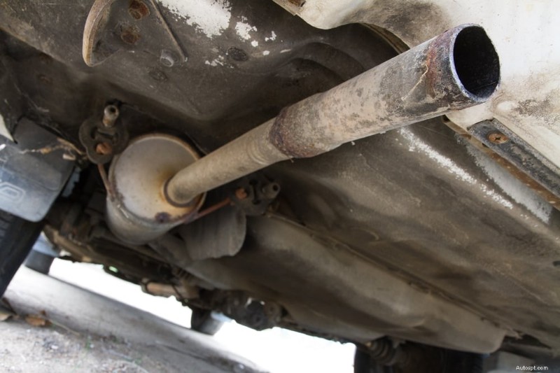 Pourquoi votre voiture tremble-t-elle en accélérant ? Causes, diagnostic et réparations 
