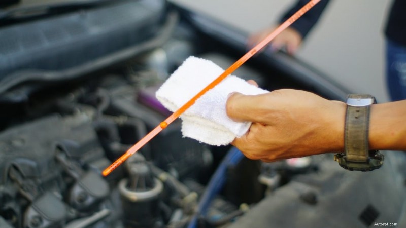Pourquoi votre voiture tremble-t-elle en accélérant ? Causes, diagnostic et réparations 