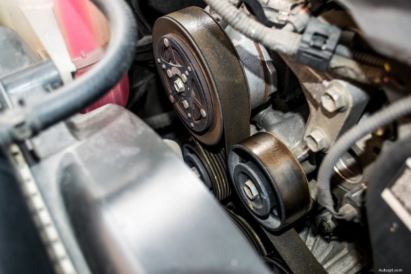 Pourquoi votre voiture tremble-t-elle en accélérant ? Causes, diagnostic et réparations 