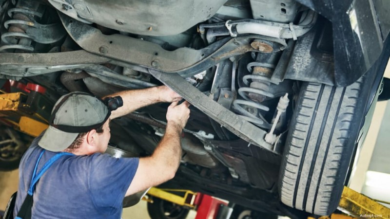 Pourquoi votre voiture tremble-t-elle en accélérant ? Causes, diagnostic et réparations 