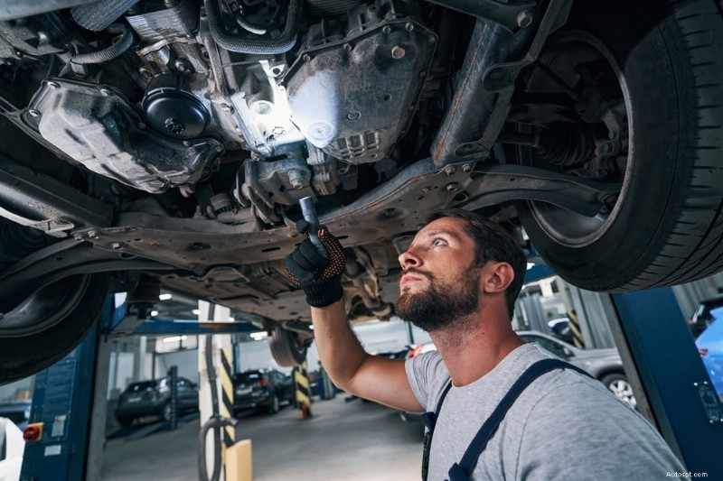 Pourquoi votre voiture tremble-t-elle en accélérant ? Causes, diagnostic et réparations 