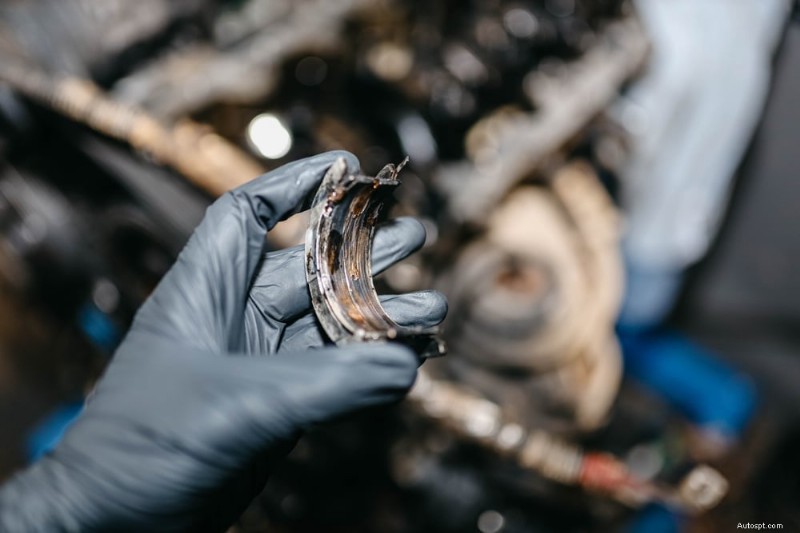Quelles sont les causes des bruits de cognement dans le moteur de votre voiture et comment y remédier 