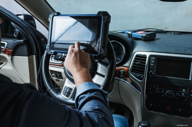 Quelles sont les causes des bruits de cognement dans le moteur de votre voiture et comment y remédier 