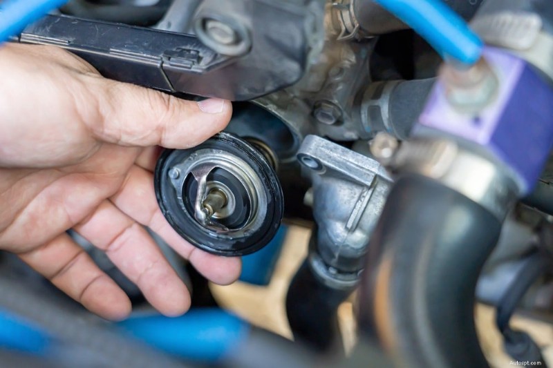Qu est-ce qui provoque la surchauffe d une voiture au ralenti - Causes, symptômes et solutions 