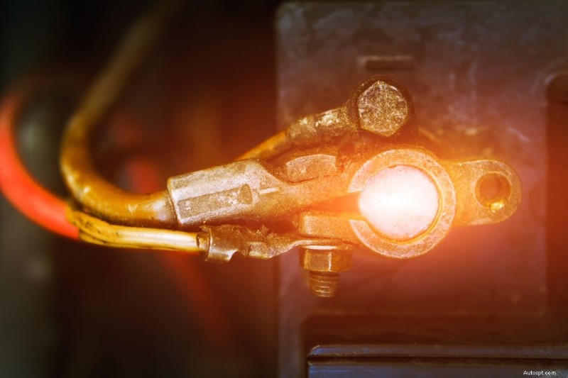 Câbles de batterie desserrés :6 signes d’avertissement et solutions rapides 