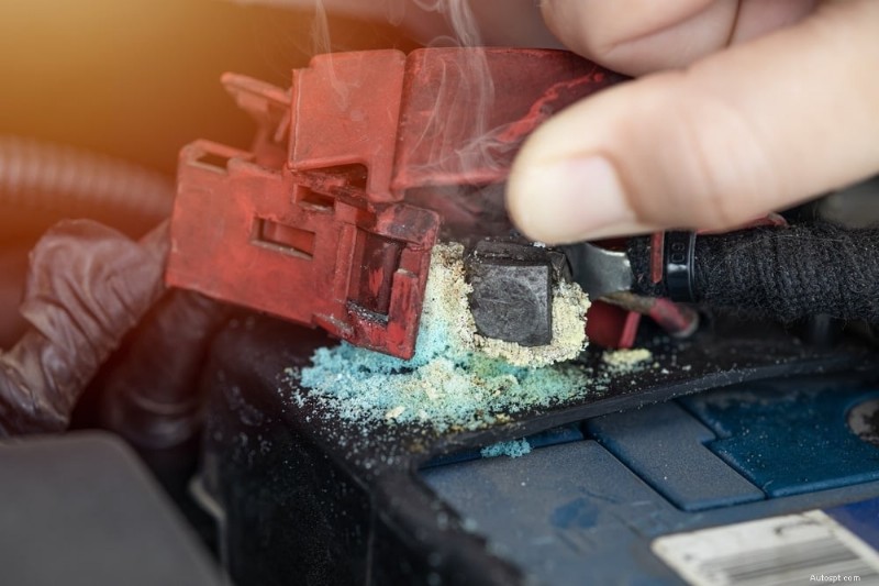 Câbles de batterie desserrés :6 signes d’avertissement et solutions rapides 