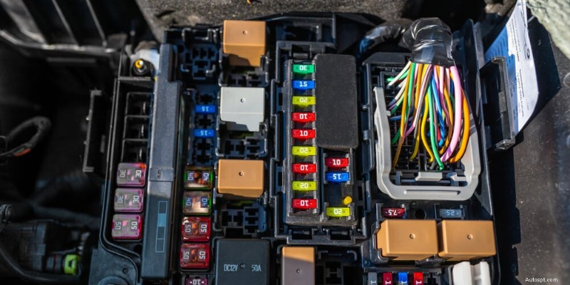 Le témoin d’avertissement de contrôle de traction reste allumé ? Comprendre les causes et les solutions 