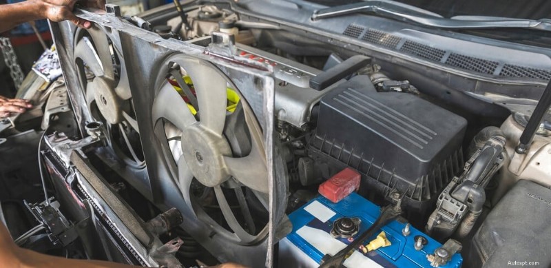 Surchauffe de la voiture puis normalisation :causes, symptômes et solutions rapides 