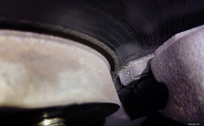 Comment déterminer l épaisseur sûre des plaquettes de frein pour un freinage fiable du véhicule 