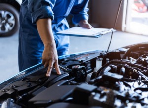 Ce que couvre un service automobile complet :liste de contrôle complète et guide des coûts 