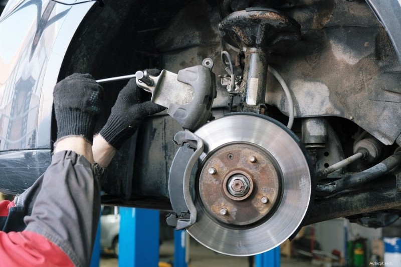 Ce que couvre un service automobile complet :liste de contrôle complète et guide des coûts 