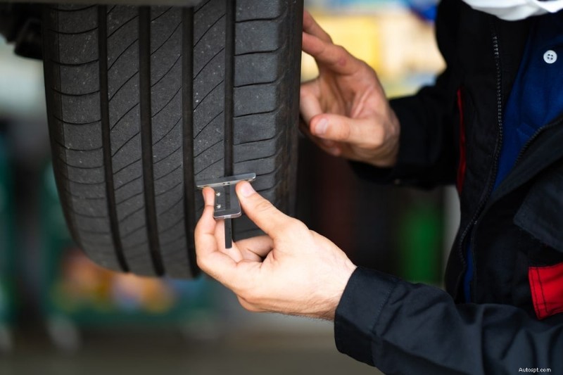 Ce que couvre un service automobile complet :liste de contrôle complète et guide des coûts 