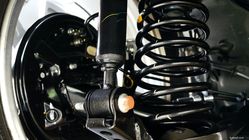 Ce que couvre un service automobile complet :liste de contrôle complète et guide des coûts 