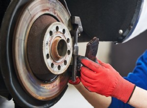 9 erreurs de freinage qui peuvent endommager votre véhicule 