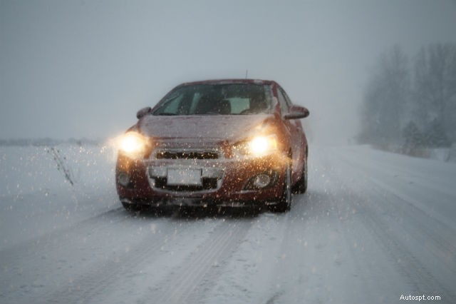 Conseils essentiels sur les pneus d’hiver et l’hivernage de votre voiture pour une conduite sûre et fiable 