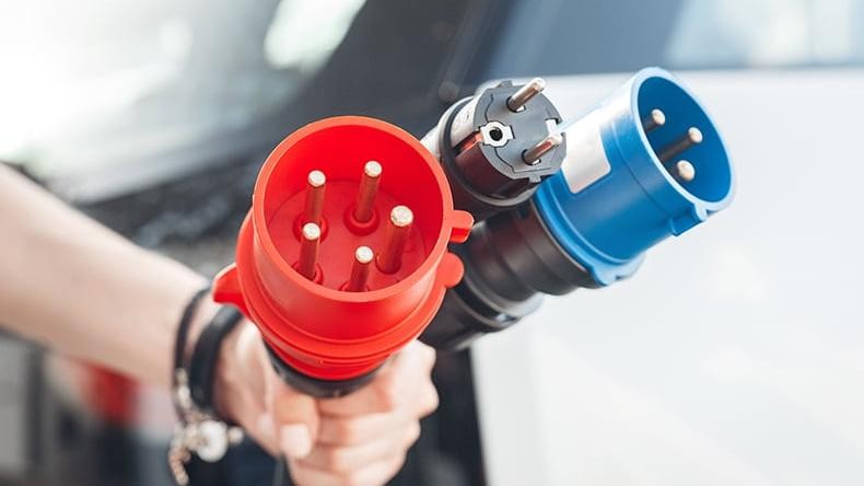 Guide ultime des chargeurs, connecteurs et vitesses de charge pour véhicules électriques 