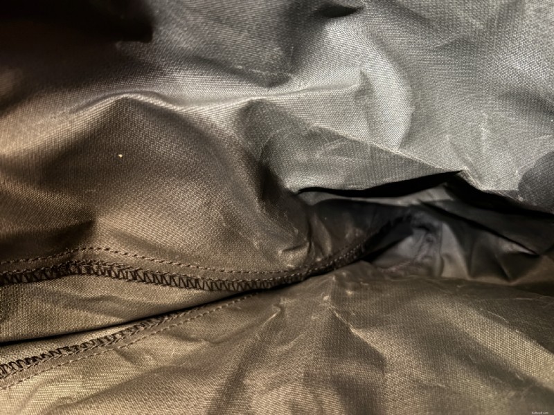 Housse de voiture robuste avec dispositif de dissuasion intégré pour la souris 