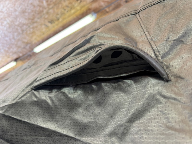 Housse de voiture robuste avec dispositif de dissuasion intégré pour la souris 