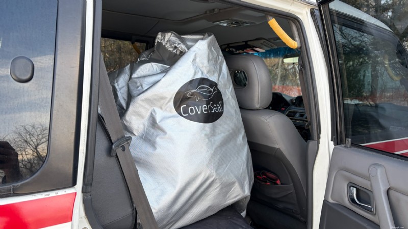 Housse de voiture robuste avec dispositif de dissuasion intégré pour la souris 