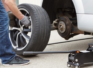 Guide étape par étape :Comment changer un pneu rapidement et en toute sécurité 