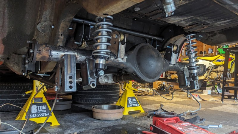 Transformation d une Dodge Charger 1969 :mise à niveau réussie de la suspension arrière Heidts à 4 bras 