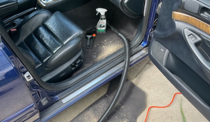 Guide étape par étape :Comment éliminer efficacement le sable de votre voiture 