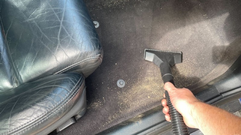Guide étape par étape :Comment éliminer efficacement le sable de votre voiture 