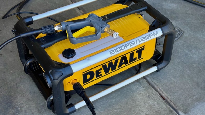 Examen du nettoyeur haute pression électrique DeWalt 2100psi - Performance, fiabilité et valeur 