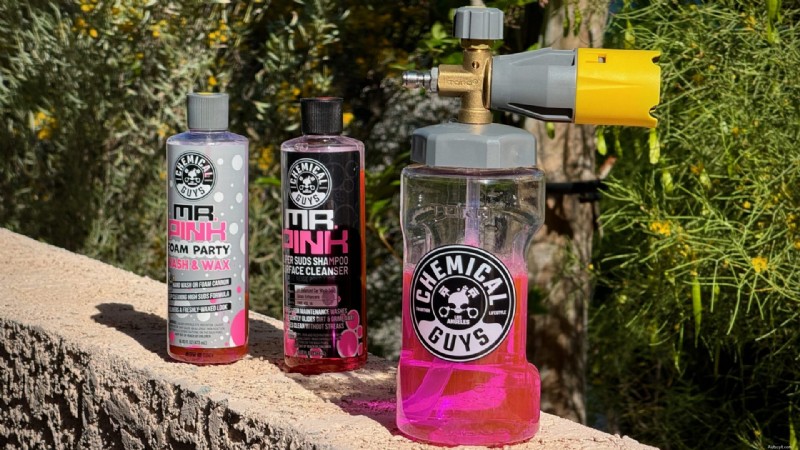 Chemical Guys Big Mouth Foam Cannon et Mr Pink Foam Party Review :une expérience de lavage de voiture haut de gamme 