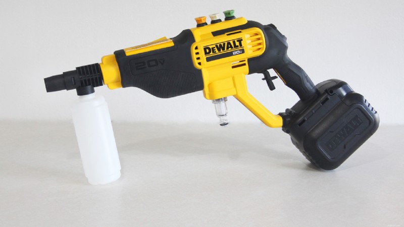 Examen du nettoyeur électrique sans fil DeWalt 20V MAX :550 PSI pour un nettoyage impeccable 