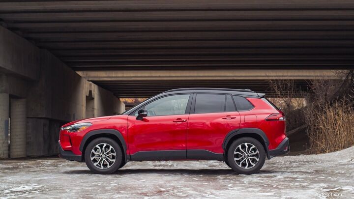 Subaru Crosstrek hybride vs Toyota Corolla Cross hybride :examen expert et comparaison côte à côte 