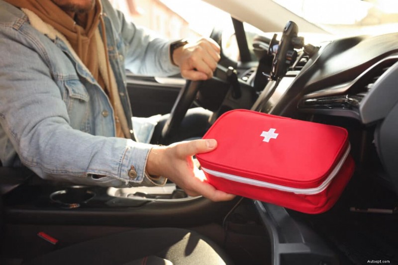 Kit d urgence essentiel pour voiture :articles indispensables en cas de pannes inattendues 