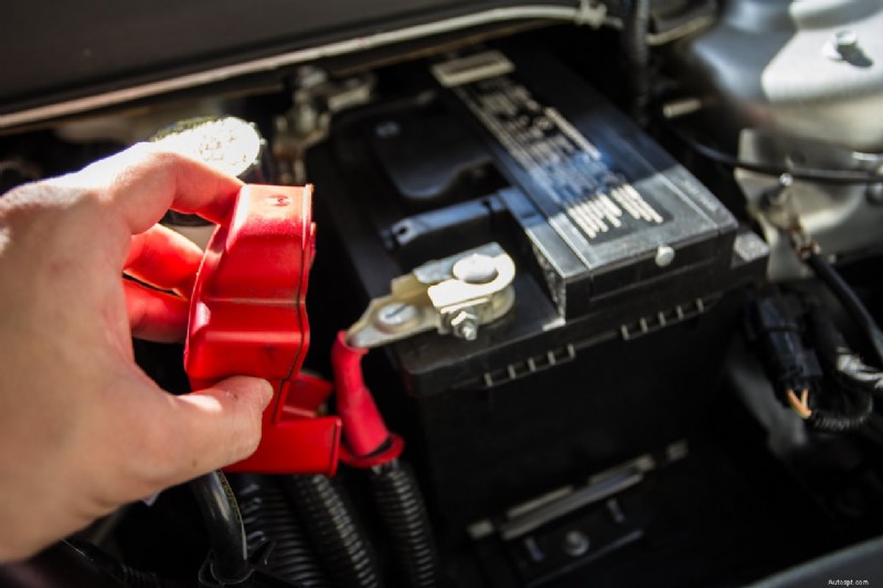 Comment nettoyer les composants électriques de votre voiture pour plus de longévité 